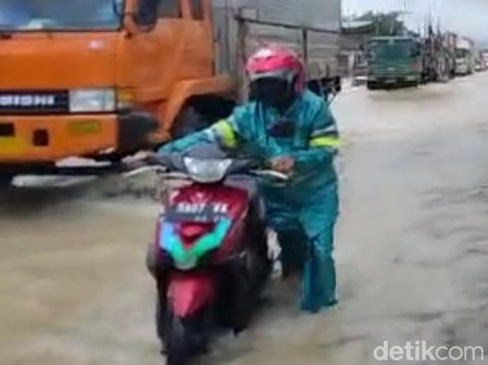 Banjir akibat luapan sungai terjadi di ruas jalur Pantura Tuban siang ini