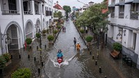 Sejumlah jalan di kawasan cagar budaya nasional dengan julukan Little Netherland yang dibangun pada masa pemerintahan Kolonial Belanda sekitar abad ke-18 itu terendam banjir dengan ketinggian bervariasi antara sekitar 20-60 cm.