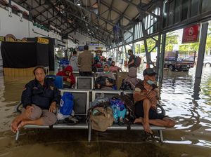 Rel Terendam Banjir, 2 Kereta ke Semarang Diputar Lewat Jalur Selatan