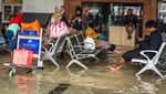 Lihat Lagi Banjir di Stasiun Tawang Semarang yang Bikin KA Terlambat