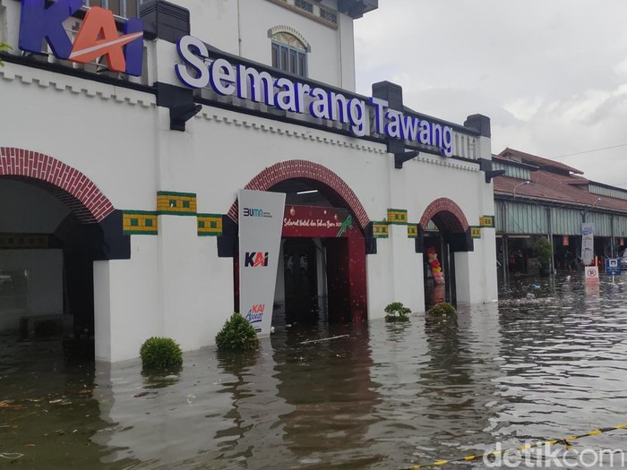 Banjir di Stasiun Tawang Semarang, Sabtu (31/12/2022) sore.