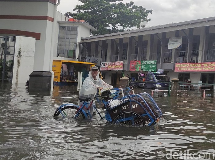 Banjir di Stasiun Tawang Semarang, Sabtu (31/12/2022) sore.