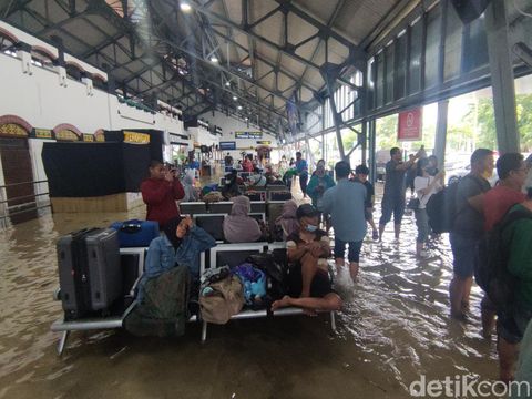 Banjir di Stasiun Tawang Semarang, Sabtu (31/12/2022) sore.