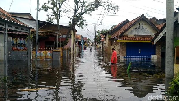 Suasana banjir di pemukiman warga di Kelurahan Tirto, Kecamatan Pekalongan Barat, Sabtu (31/12/2022).