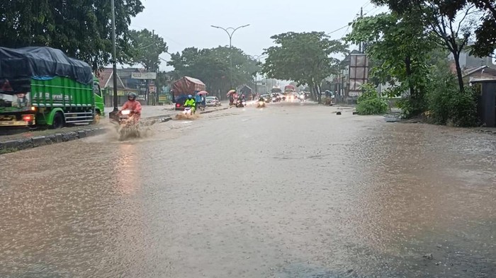 Banjir melanda Kota Semarang termasuk di daerah Mangkang dan Ngaliyan  yang terendam cukup tinggi. Jalur Pantura di Mangkang juga tersendat karena terdapat genangan air.