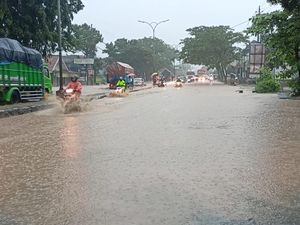 Penampakan Semarang Dikepung Banjir, Warga Diimbau Tak Keluar Rumah