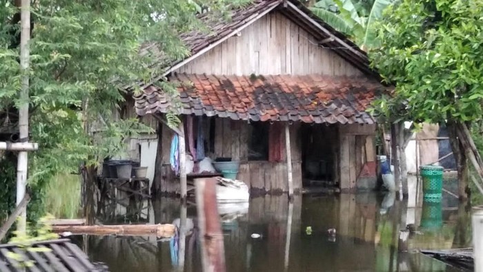 Ratusan rumah di Kudus kebanjiran.