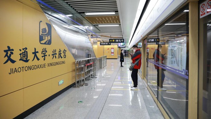 Baru Dibuka, Stasiun Kereta Bawah tanah di Xi'an China Masih Sepi Penumpang Stasiun kereta bawah tanah yang baru dibuka di Xi'an China masih sepi penumpang. Begini penampakannya.
