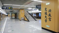 Lorong dan tangga pun tampak sepi.