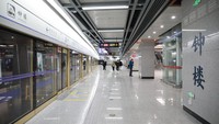 Suasana stasiun yang terlihat masih sepi penumpang.