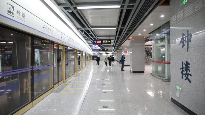 Baru Dibuka, Stasiun Kereta Bawah tanah di Xi'an China Masih Sepi Penumpang Stasiun kereta bawah tanah yang baru dibuka di Xi'an China masih sepi penumpang. Begini penampakannya.