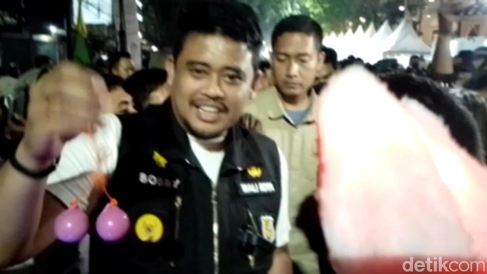 Bobby Nasution membagikan lato-lato ke warga (Farid/detikSumut)
