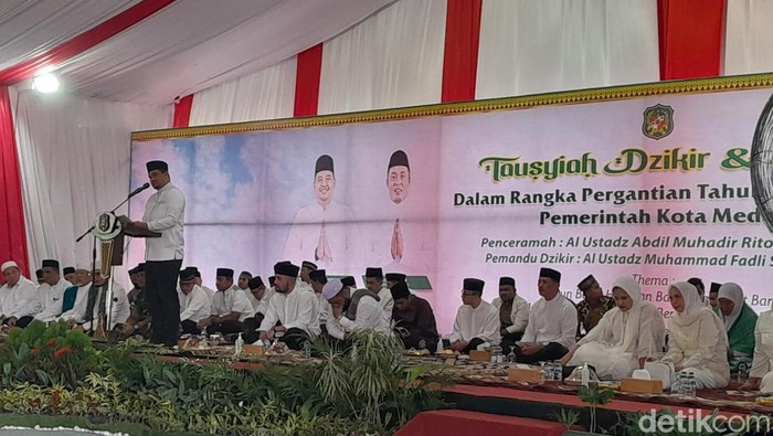 Wali Kota Medan Bobby Nasution saat memberikan sambutan dalam acara zikir akbar dan doa bersama di akhir tahun 2022 (Nizar Aldi/detikSumut)