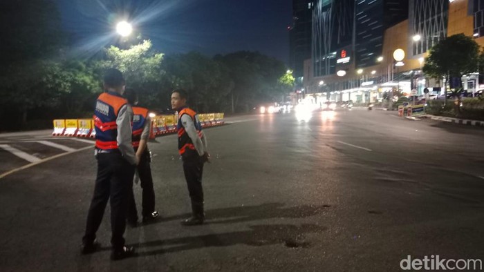 Bundaran Waru arah Surabaya masih dibuka, lalu lintas terpantau lengang jelang malam tahun baru hingga pukul 18.30 WIB.