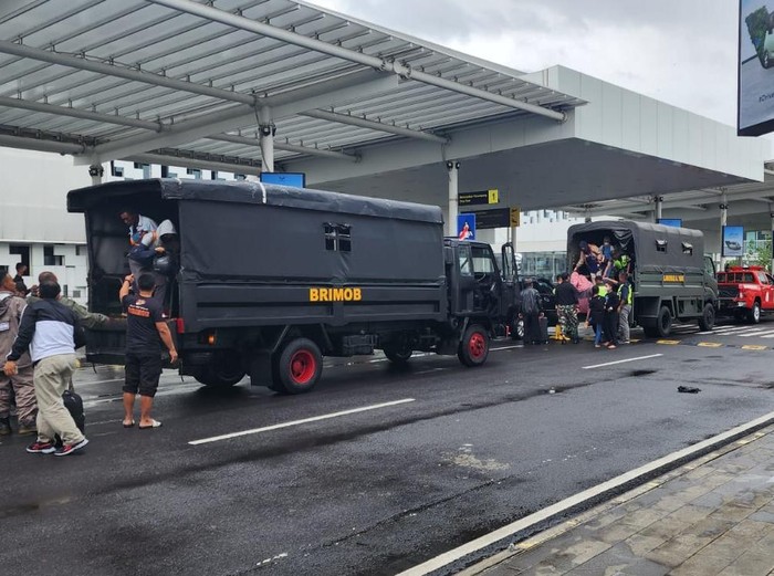 Calon penumpang dijemput karena jalan menuju Bandara Ahmad Yani Semarang masih tergenang banjir di beberapa titik, Sabtu (31/12/2022).
