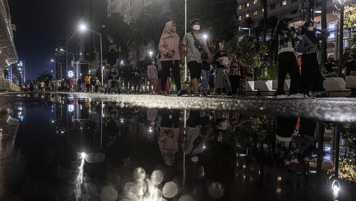 Sejumlah warga berjalan saat berlangsungnya 