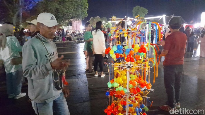 Cerita Pedagang Lato-lato di Tengah Kemeriahan Malam Tahun Baru di Alun-alun Sumedang