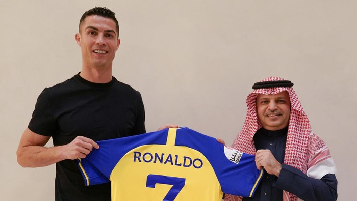 RIYADH, SAUDI ARABIA - DECEMBER 30: (----EDITORIAL USE ONLY â MANDATORY CREDIT - ALL NASSR FOOTBALL CLUB / HANDOUT - NO MARKETING NO ADVERTISING CAMPAIGNS - DISTRIBUTED AS A SERVICE TO CLIENTS----) Portuguese football star Cristiano Ronaldo poses for a photo with the jersey after signing with Saudi Arabias Al-Nassr Football Club in Riyadh, Saudi Arabia on December 30, 2022. (Photo by Al Nassr Football Club / Handout/Anadolu Agency via Getty Images)