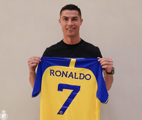 RIYADH, SAUDI ARABIA - DECEMBER 30: (----EDITORIAL USE ONLY â MANDATORY CREDIT - ALL NASSR FOOTBALL CLUB / HANDOUT - NO MARKETING NO ADVERTISING CAMPAIGNS - DISTRIBUTED AS A SERVICE TO CLIENTS----) Portuguese football star Cristiano Ronaldo poses for a photo with the jersey after signing with Saudi Arabias Al-Nassr Football Club in Riyadh, Saudi Arabia on December 30, 2022. (Photo by Al Nassr Football Club / Handout/Anadolu Agency via Getty Images)