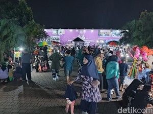 Warga Ciamis Padati Kawasan Taman Raflesia Jelang Tahun Baru 2023