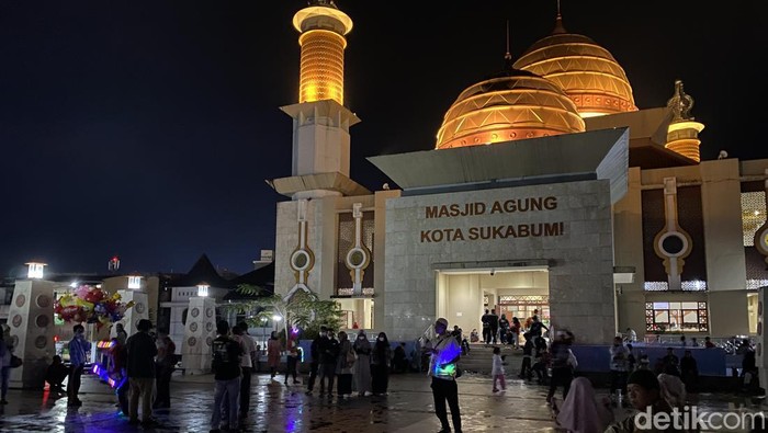 Doa Akhir Tahun, Warga Padati Masjid Agung Sukabumi