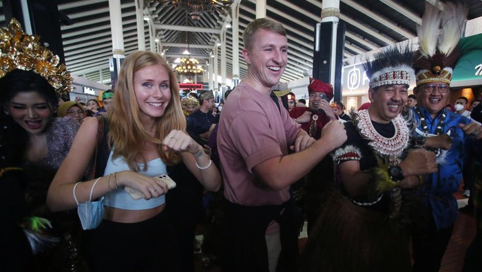 FLASHMOB SAMBUT TAHUN BARU DI BANDARA SOETTA Presiden Direktur AP II Muhammad Awaluddin (kedua kanan) mengenakan pakaian adat saat melakukan flashmob dengan wisatawan mancanegara dan para karyawan di Terminal 2 Bandara Soekarno Hatta, Tangerang, Banten, Sabtu (31/12/2022).Acara tersebut guna menyambut Tahun Baru 2023. ANTARA FOTO/Muhammad Iqbal/aww.