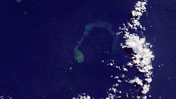 Erupsi Gunung Berapi Bawah Laut: Satelit Landsat 9 menangkap potret menakjubkan dari semburan letusan bawah air dari gunung berapi Kavachi di Samudra Pasifik barat daya, yang puncaknya terletak kira-kira 20 meter di bawah permukaan laut. Foto: Live Science