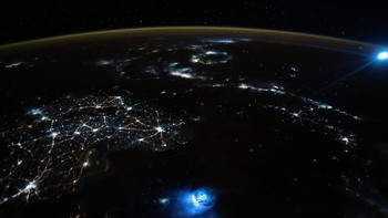 Cahaya Biru Aneh: Seorang astronot di ISS mengambil gambar Bumi yang menampakkan dua gumpalan cahaya biru aneh berkilauan di atmosfer planet kita. Menariknya, kedua gumpalan itu sama sekali tidak berhubungan satu sama lain dan kebetulan terjadi pada waktu yang bersamaan. Foto: Live Science
