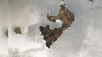 Permukaan Laut Jadi Perak: Astronot ISS lainnya menangkap foto menakjubkan dari cahaya matahari yang mengubah permukaan laut menjadi seperti cermin perak yang berputar mengelilingi sepasang pulau Yunani. Foto: Live Science