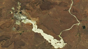 Sungai Emas Beracun: Satelit Landsat 9 menjepret sungai berwarna emas berisi lumpur beracun kering berkilauan di lanskap dekat tambang berlian di Jagersfontein, Afrika Selatan, setelah bendungan runtuh. Foto: Live Science