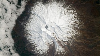 Puncak Gunung Menakjubkan: Seorang astronot di ISS mengambil gambar yang menakjubkandanau hidrotermal yang dikelilingi salju di puncak Gunung Ruapehu di Selandia Baru. Foto: Live Science