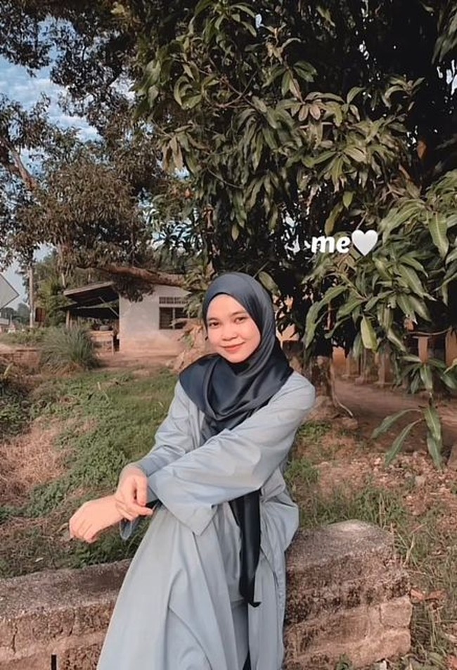 Ia menceritakan awal mula bertemu dengan suaminya. Suami saya itu anak dari pemilik pom bensin itu. Tapi ayah dia sudah meninggal, jadi dia yang urus semua pekerjaan dekat situ. Saya bekerja sebagai kasir di counter. Saya lihat ada satu pria yang memakai baju biasa saja, dia menyirami pohon, saya kira dia tukang kebun, ujar Nasywaa. Setelah itu, ada salah satu rekan Nasywaa yang mengatakan jika pria tersebut adalah anak bos dari pom bensin tempatnya bekerja. Dia manajer saya dan dia yang mengambil saya untuk masuk kerja, saya tersipu malu jadinya, kenang Nasywaa. Foto: Dok. TikTok @nriins_.