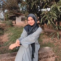 Ia menceritakan awal mula bertemu dengan suaminya. Suami saya itu anak dari pemilik pom bensin itu. Tapi ayah dia sudah meninggal, jadi dia yang urus semua pekerjaan dekat situ. Saya bekerja sebagai kasir di counter. Saya lihat ada satu pria yang memakai baju biasa saja, dia menyirami pohon, saya kira dia tukang kebun, ujar Nasywaa. Setelah itu, ada salah satu rekan Nasywaa yang mengatakan jika pria tersebut adalah anak bos dari pom bensin tempatnya bekerja. Dia manajer saya dan dia yang mengambil saya untuk masuk kerja, saya tersipu malu jadinya, kenang Nasywaa. Foto: Dok. TikTok @nriins_.