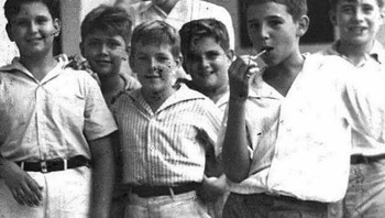  Sekelompok anak sekolah Havana pada tahun 1937. Anak laki-laki dengan permen lolipop adalah Fidel Castro. Foto: Lostinhistorypics via Boredpanda