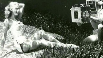 Pada tahun 1938 Bruce Mozert Mengambil Foto Bawah Air Pertama dan Sangat Brilian. Bruce menemukan kamera bawah air pertama di dunia, dan di Silver Springs, Florida di mana dia akan menggunakan penemuannya untuk penggunaan terkenal. Foto: Lostinhistorypics via Boredpanda
