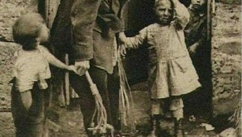  Di masa lalu, Sinterklas akan mengumpulkan anak-anak nakal, melemparkan mereka ke dalam keranjangnya dan membawa mereka pergi ke Kutub Utara untuk dijadikan budaknya. Dari situlah legenda elf Santas berasal. Foto: Lostinhistorypics via Boredpanda