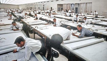 Sebelum AutoCAD diluncurkan pada tahun 1982, semua gambar teknik dikerjakan dengan tangan menggunakan pensil, penghapus, kotak-T, dan kotak set yang berbeda. Bahkan setelah semua kerja manual, jika diperlukan perubahan, para insinyur  harus memulai dari awal dan membuat sketsa dari awal lagi. Saat ini, desainer arsitektur dan perancang lainnya hanya mengklik mouse dan keyboard mereka dan tidak membungkuk di atas meja raksasa bertanya-tanya apakah akan ada perubahan pada draf akhir mereka. Foto: Lostinhistorypics via Boredpanda