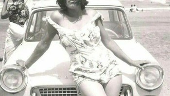 Wanita Iran di era sebelum revolusi Islam, 1960. Foto: Lostinhistorypics via Boredpanda