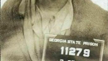 Lena Baker adalah seorang pelayan kulit hitam yang diadili atas pembunuhan majikan kulit putihnya, Earnest Knight, karena mencoba memperkosanya. Meskipun dia mengaku membela diri, dia dijatuhi hukuman mati oleh juri pria kulit putih.Pengadilannya hanya berlangsung satu hari! Dia dieksekusi pada tanggal 5 Maret 1945 sebagai satu-satunya wanita yang pernah dieksekusi di Georgia. Dia meninggalkan 3 anak.  Foto: Lostinhistorypics via Boredpanda