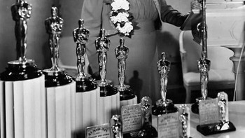 Hattie McDaniel menerima Oscar-nya di hotel No Blacks yang terpisah di Los Angeles untuk perannya dalam Gone with the Wind. Dia adalah orang kulit hitam Amerika pertama yang memenangkan Oscar. Semua aktor kulit hitam dalam film tersebut, termasuk McDaniel, dilarang menghadiri pemutaran perdana film tersebut pada tahun 1939, yang ditayangkan di Loews Grand Theatre di Peachtree Street di Atlanta, Georgia.  Foto: Lostinhistorypics via Boredpanda