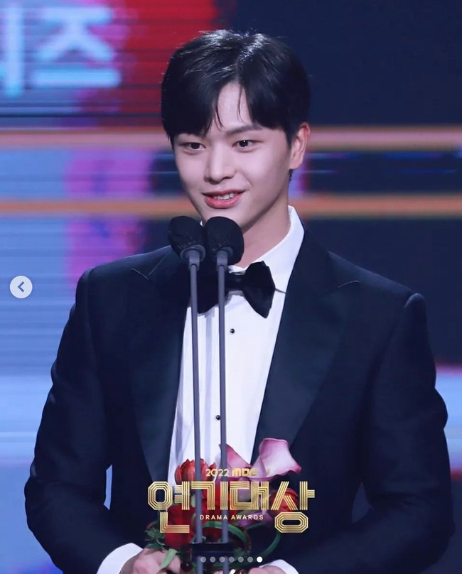 Setelah menyelesaikan konser anniversary BTOB ke-10, Sungjae bergegas menghadiri MBC Drama Awards 2022. Idol-aktor yang membintangi drama Korea The Golden Spoon itu memenangkan penghargaan Top Excellence Award. Foto: Instagram