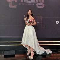 Personel Girl’s Day, Hyeri memakai gaun putih berpotongan asimetris dengan detail sulaman dari rumah mode lokal Bridal Kong. Berkat penampilannya dalam drama Korea May I Help You, Hyeri memenangkan penghargaan Excellence Award. Foto: Instagram