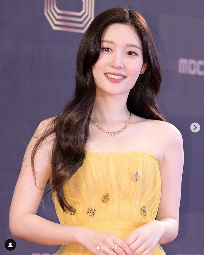 Gaya Jung Chaeyeon tak kalah elegan. Bintang drama Korea The Golden Spoon itu tampil anggun dalam balutan gaun warna kuning dari koleksi Reem Acra Spring 2020. Foto: Instagram