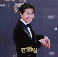 Hadir pula Lee Jong Won, aktor Korea yang tengah naik daun setelah membintangi drama Korea The Golden Spoon. Pria yang mengawali kariernya sebagai model itu tampil memakai setelan jas berbahan beludru saat membawa pulang piala Best New Actor di MBC Drama Awards 2022. Foto: Instagram