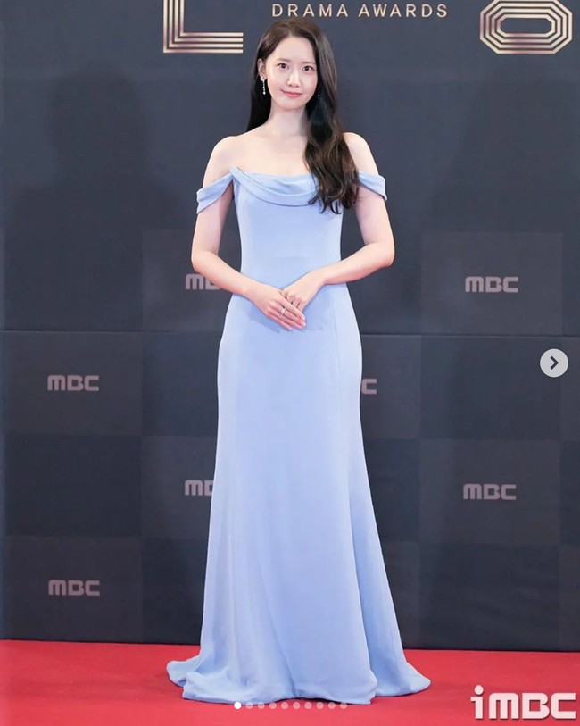 Sedangkan Yoona SNSD memakai gaun berwarna biru Strapless Draped Cady Peasante Gown dari Oscar de la Renta seharga $9,540 atau Rp 147 jutaan. Dia memenangkan penghargaan Top Excellence Award dan Best Couple bersama Lee Jong Suk, pasangannya dalam drama Korea Big Mouth. Foto: Instagram