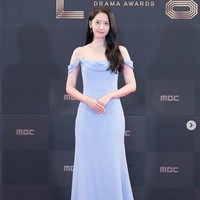 Sedangkan Yoona SNSD memakai gaun berwarna biru Strapless Draped Cady Peasante Gown dari Oscar de la Renta seharga $9,540 atau Rp 147 jutaan. Dia memenangkan penghargaan Top Excellence Award dan Best Couple bersama Lee Jong Suk, pasangannya dalam drama Korea Big Mouth. Foto: Instagram
