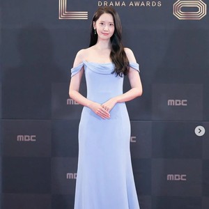 8 Gaya Artis Korea di MBC Drama Awards 2022, Yoona Pakai Gaun Rp 147 Juta