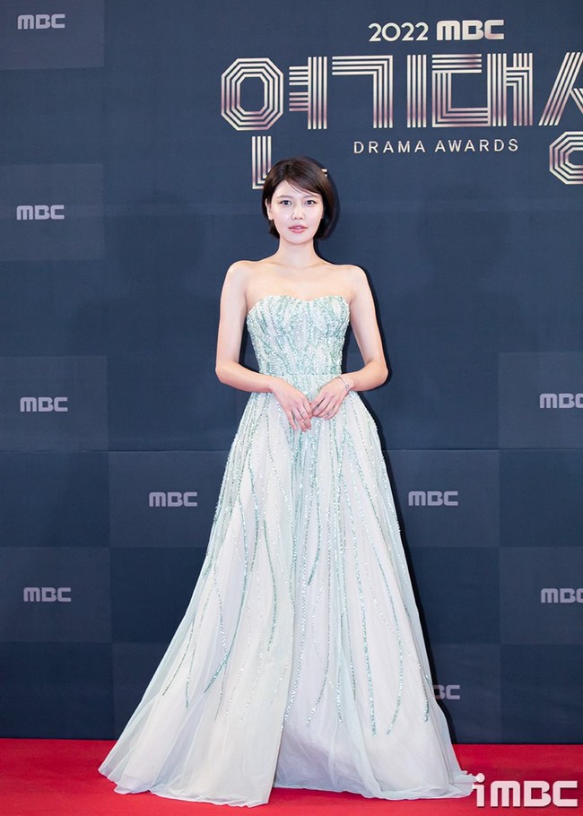 Sooyoung SNSD memakai gaun hijau beraksen payet saat menghadiri MBC Drama Awards 2022, Jumat (30/12/2022). Bintang drama Korea Tell Me Your Wish itu membawa pulang piala Excellence Award. Gaun Strapless Embroided Chiffon Dress keluaran Reem Acra yang dikenakannya ditaksir seharga $2,247 atau Rp 34 jutaan. Foto: Instagram