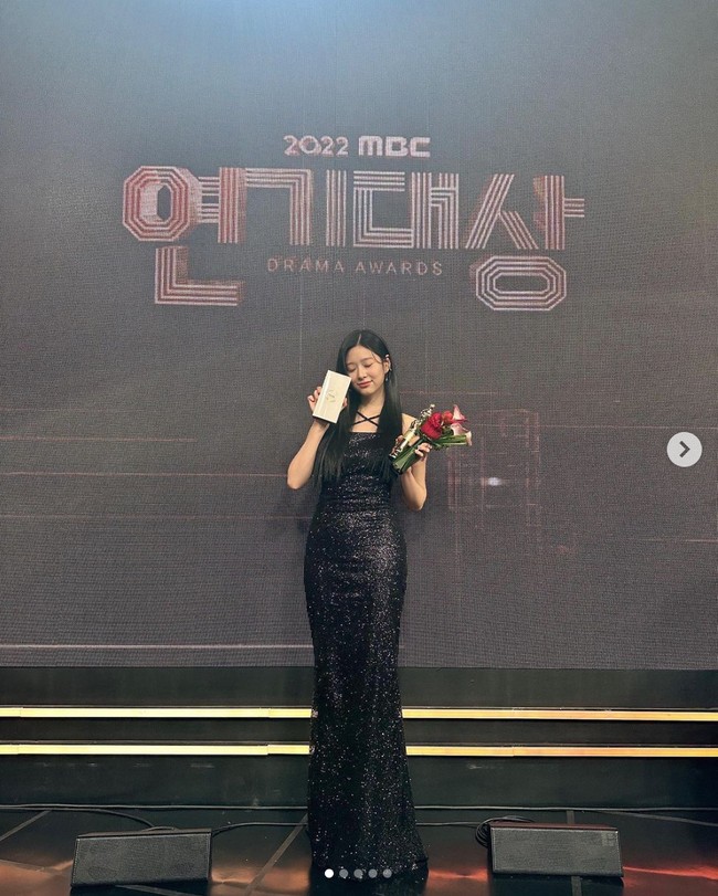 Nama Kim Minju eks IZ*ONE semakin banyak dikenal setelah membintangi drama Korea The Forbidden Marriage. Saat menerima piala penghargaan Best New Actress di MBC Drama Awards 2022, Kim Minju memakai gaun hitam dari Pinkong. Foto: Instagram
