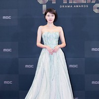 Sooyoung SNSD memakai gaun hijau beraksen payet saat menghadiri MBC Drama Awards 2022, Jumat (30/12/2022). Bintang drama Korea Tell Me Your Wish itu membawa pulang piala Excellence Award. Gaun Strapless Embroided Chiffon Dress keluaran Reem Acra yang dikenakannya ditaksir seharga $2,247 atau Rp 34 jutaan. Foto: Instagram